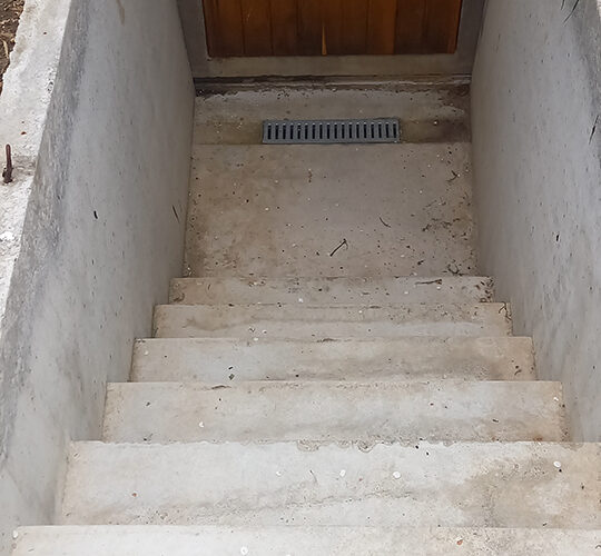 schody betonowe, wejście do piwniczki ogrodowej